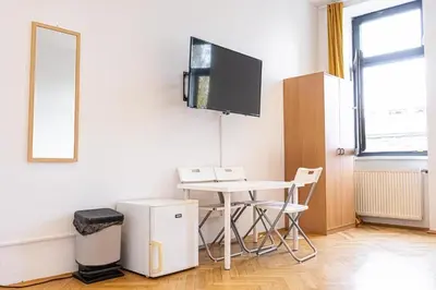 TV/Unterhaltungsangebot in der Unterkunft Private Rooms in a Comfy 4BR Apartment with Garden by Lorenz Böhler