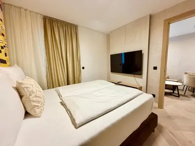 Ein Bett oder Betten in einem Zimmer der Unterkunft Luxury Modern Apartment near Metro