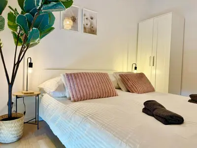 Ein Bett oder Betten in einem Zimmer der Unterkunft Modern Stylish Apartment with Balcony near SCS