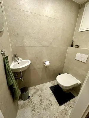 Ein Badezimmer in der Unterkunft Brand-New Apartment close to city center