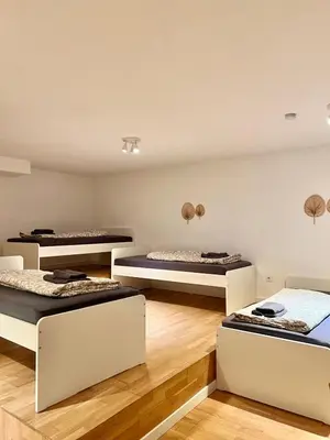 Grundriss der Unterkunft Apartment with 5 Single Beds & Garden near SCS