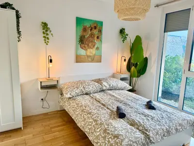 Ein Bett oder Betten in einem Zimmer der Unterkunft Modern Apartment with Garden near SCS