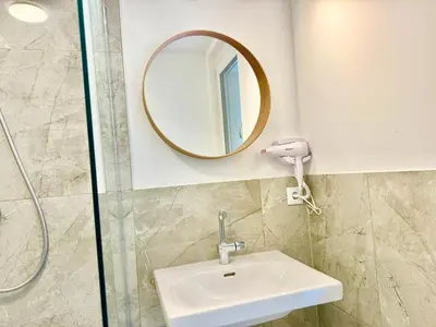 Ein Badezimmer in der Unterkunft Modern Apartment with Garden near SCS