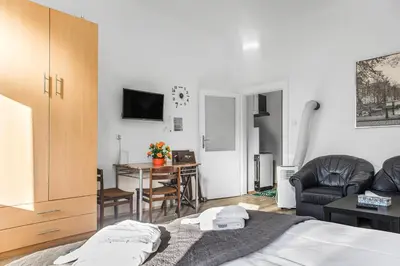 TV/Unterhaltungsangebot in der Unterkunft Comfortable 1BR Apartment Near Danube with Garden Long Stay