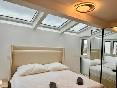 Ein Bett oder Betten in einem Zimmer der Unterkunft Rooftop Luxury Apartment with Free Parking