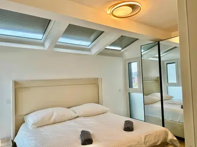 Ein Bett oder Betten in einem Zimmer der Unterkunft Rooftop Luxury Apartment with Free Parking