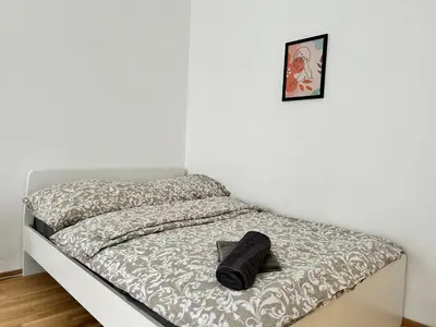 Ein Bett oder Betten in einem Zimmer der Unterkunft Sunny & Calm Long-Term Apartment