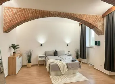 Ein Bett oder Betten in einem Zimmer der Unterkunft Cozy & Spacious Brick Basement Cityloft - 2 Beds, Smart Projector - Central Location - 20 min to City Center