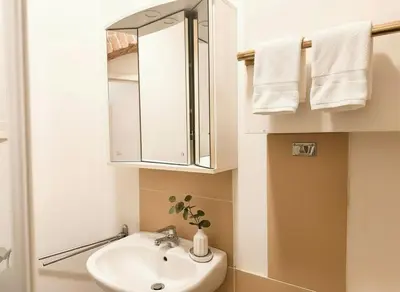 Ein Badezimmer in der Unterkunft Cozy & Spacious Brick Basement Cityloft - 2 Beds, Smart Projector - Central Location - 20 min to City Center