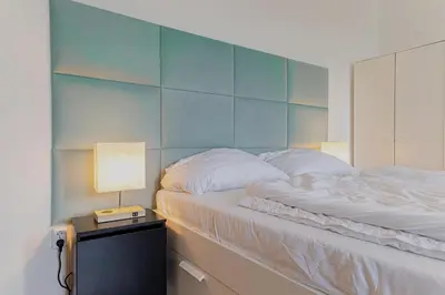 Ein Bett oder Betten in einem Zimmer der Unterkunft Cozy 1BR Near U3 & Danube Great for Long Stays