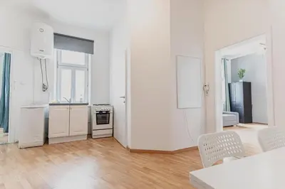 Küche/Küchenzeile in der Unterkunft Cozy 1BR Near U3 & Danube Great for Long Stays