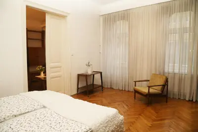 Ein Bett oder Betten in einem Zimmer der Unterkunft Große helle Wohnung gegenüber U-Bahnstation