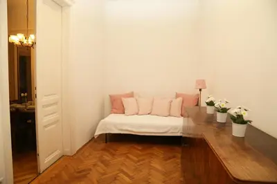 Ein Bett oder Betten in einem Zimmer der Unterkunft Große helle Wohnung gegenüber U-Bahnstation