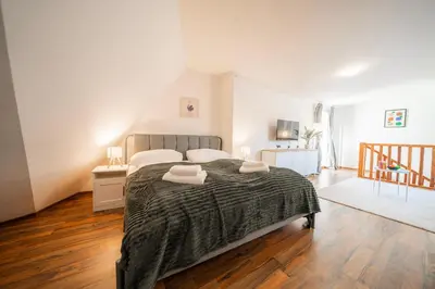 Ein Bett oder Betten in einem Zimmer der Unterkunft Rooftop Studios, 10min to city center, tram and metro, no Elevator 4th Floor