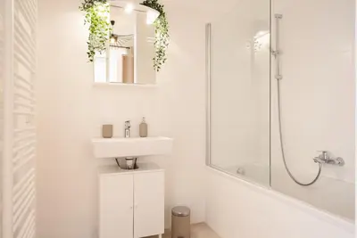 Ein Badezimmer in der Unterkunft Expats and relocation - Only Monthly Stays - Near U1 Metro