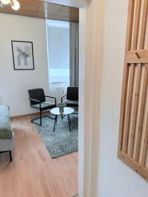 Ein Sitzbereich in der Unterkunft Modernes Doppelzimmer in Wien Donaustadt - MALA