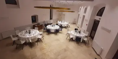 Ein Restaurant oder anderes Speiselokal in der Unterkunft Schloss Gumpoldskirchen