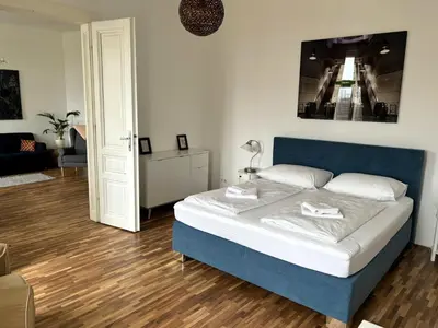 Ein Bett oder Betten in einem Zimmer der Unterkunft Casa Nostra - Sonnige Wohnung direkt am Augarten