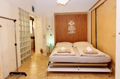 Ein Bett oder Betten in einem Zimmer der Unterkunft Apartment LAER Hundertwasserhaus