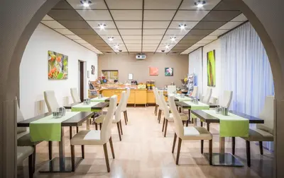 Ein Restaurant oder anderes Speiselokal in der Unterkunft Hotel-Pension Wild