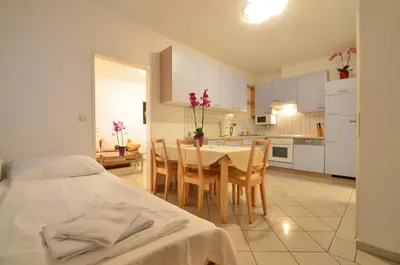 Küche/Küchenzeile in der Unterkunft AJO Apartments - Alte Donau Garden Flat - Self-Check-in