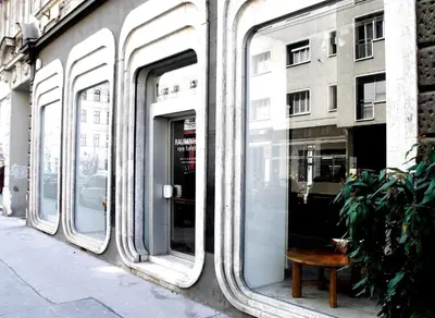Eine Fassade oder ein Eingang zu City Center Operastreet Apartment 