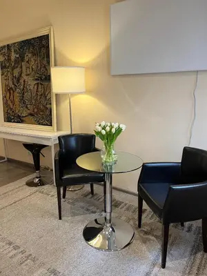 Ein Sitzbereich in der Unterkunft St Martin Apartment