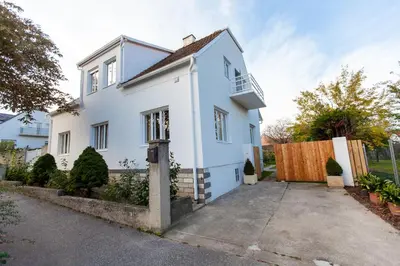 Das Gebäude in dem sich das Privatzimmer befindet