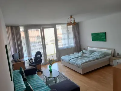 Ein Bett oder Betten in einem Zimmer der Unterkunft Serviced Apartment with Sunny Balcony