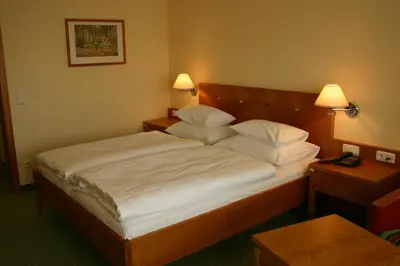 Ein Bett oder Betten in einem Zimmer der Unterkunft Badener Hof