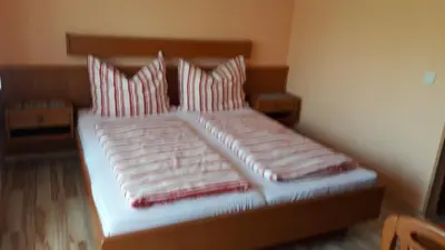 Ein Bett oder Betten in einem Zimmer der Unterkunft Arkadenhaus Steiner