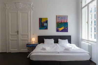 Ein Bett oder Betten in einem Zimmer der Unterkunft Grand Soho Apartment