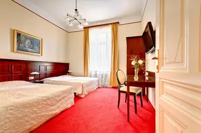 Ein Bett oder Betten in einem Zimmer der Unterkunft Hotel Viktoria Schönbrunn