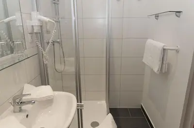 Ein Badezimmer in der Unterkunft Pension Lehrerhaus