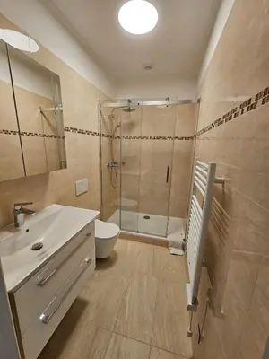 Ein Badezimmer in der Unterkunft Lovely Apartment I Close to Main Station I 10 Minutes to Belvedere