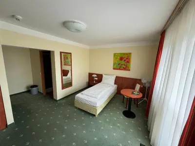 Ein Bett oder Betten in einem Zimmer der Unterkunft Hotel Breitenlee