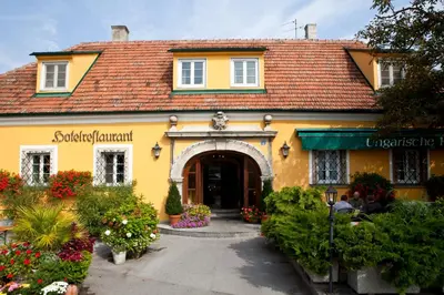 Ein Garten an der Unterkunft Hotel Ungarische Krone