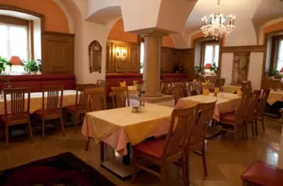 Ein Restaurant oder anderes Speiselokal in der Unterkunft Hotel Ungarische Krone