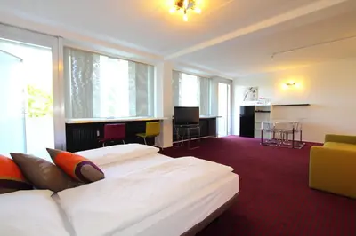 Ein Bett oder Betten in einem Zimmer der Unterkunft College Garden Hotel
