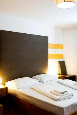 Ein Bett oder Betten in einem Zimmer der Unterkunft Lenas Donau Hotel