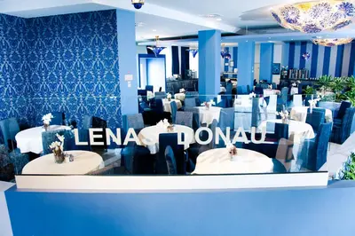 Ein Restaurant oder anderes Speiselokal in der Unterkunft Lenas Donau Hotel