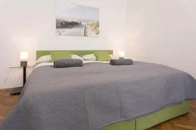 Ein Bett oder Betten in einem Zimmer der Unterkunft Belvedere Palace Green Heart Studio