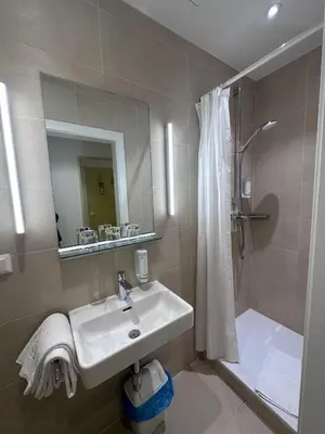 Ein Badezimmer in der Unterkunft Hotel Caroline