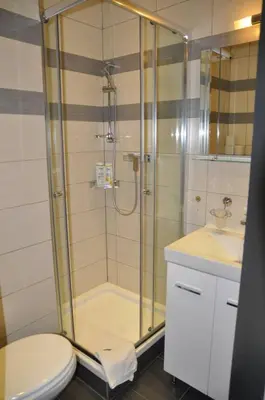 Ein Badezimmer in der Unterkunft Arnes Hotel Vienna
