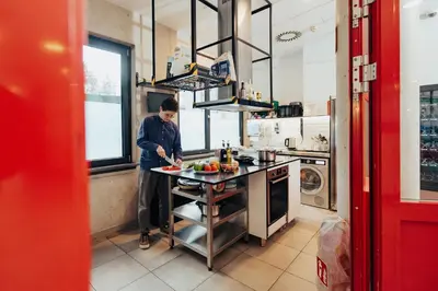 Küche/Küchenzeile in der Unterkunft MEININGER Hotel Wien Downtown Franz