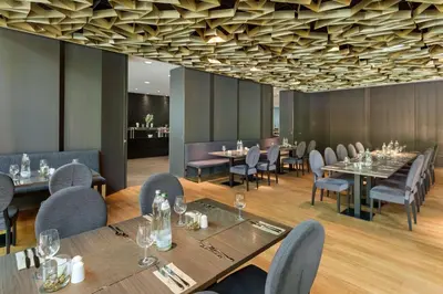 Ein Sitzbereich in der Unterkunft Doubletree by Hilton Vienna Schonbrunn