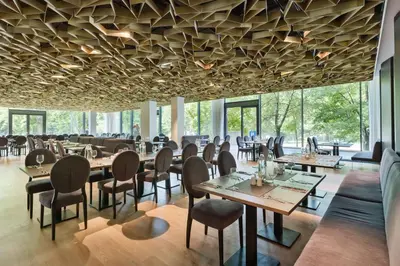 Ein Restaurant oder anderes Speiselokal in der Unterkunft Doubletree by Hilton Vienna Schonbrunn