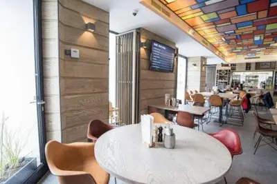 Ein Restaurant oder anderes Speiselokal in der Unterkunft Urban-Style Apartment