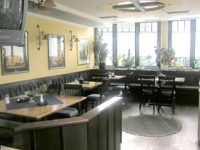 Ein Restaurant oder anderes Speiselokal in der Unterkunft Parkhotel Neubauer