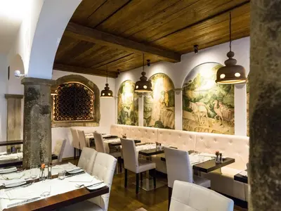 Ein Restaurant oder anderes Speiselokal in der Unterkunft Hotel Royal